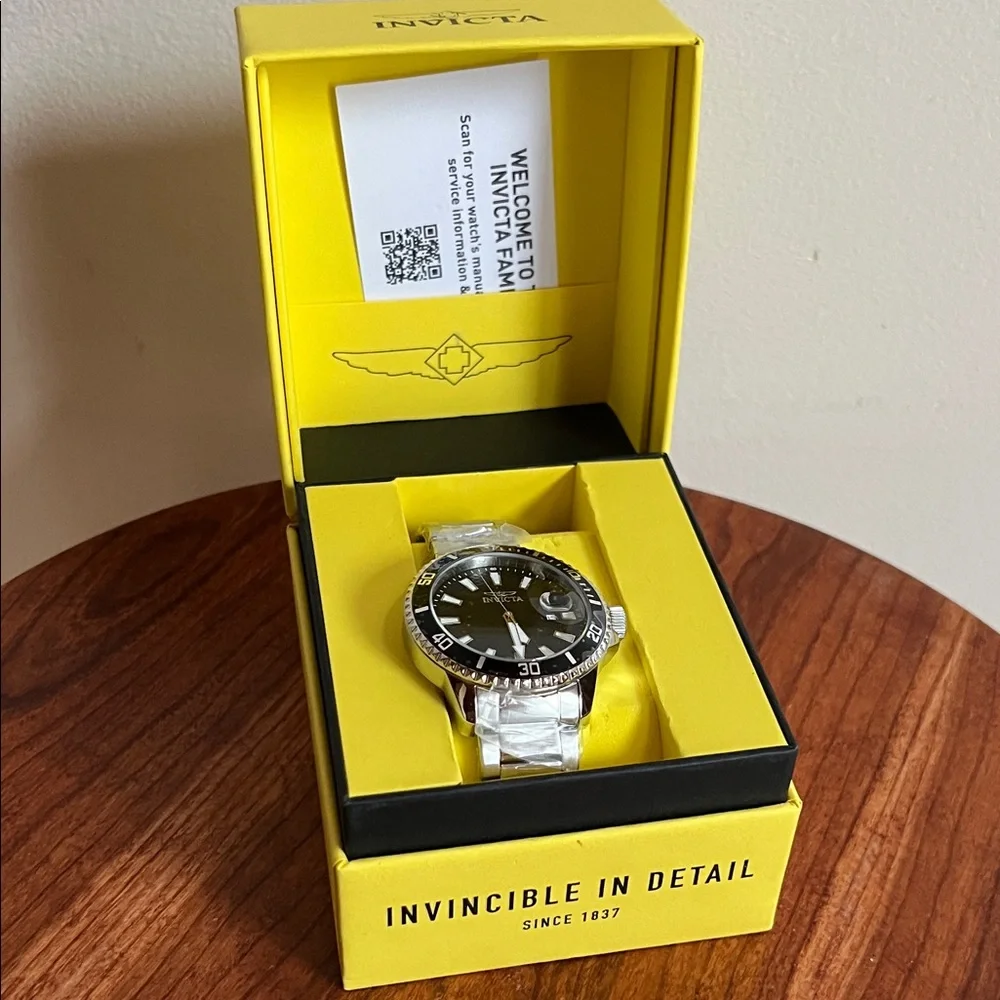 Invicta Men's Silver and Black Dive Watch